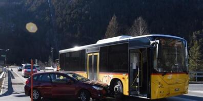 Beim Zusammenprall mit einem Postauto in Rothenbrunnen GR wurde der Lenker des Personenwagens leicht verletzt.