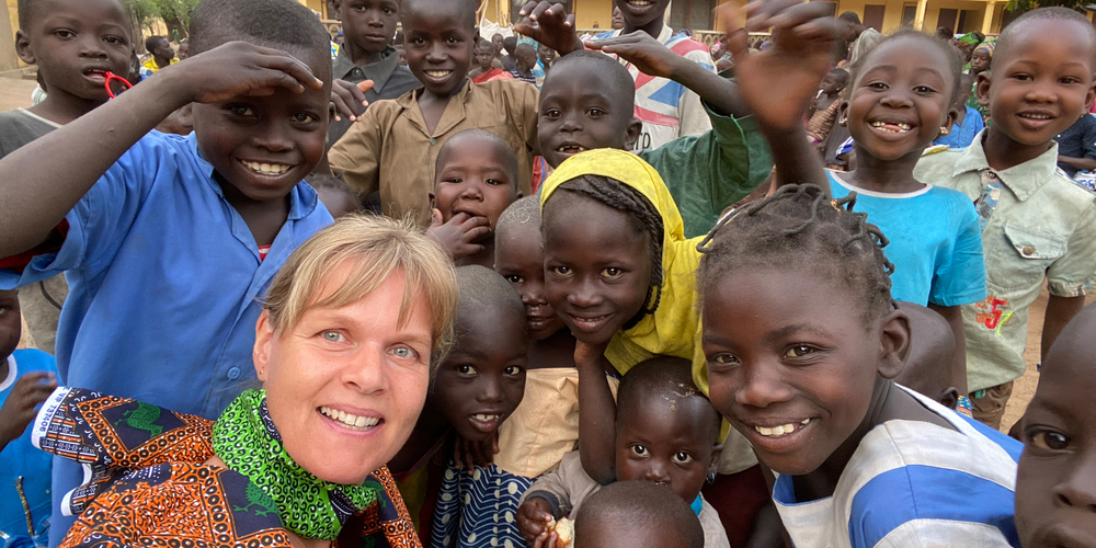 Kinder freuen sich über den Besuch von Katja Bruhin. Sie wissen, «Die Weisse» bringt ihnen Hilfe und Unterstützung auf verschiedenste Art und Weise.