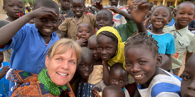 Kinder freuen sich über den Besuch von Katja Bruhin. Sie wissen, «Die Weisse» bringt ihnen Hilfe und Unterstützung auf verschiedenste Art und Weise.