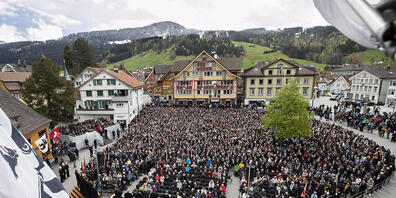 Die Innerrhoder Landsgemeinde findet am 24. April wieder im traditionellen Rahmen auf dem Landsgemeindeplatz in Appenzell statt. (Archivbild)