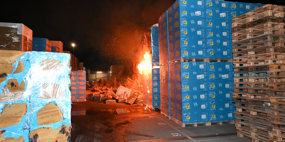 200 Paletten fingen Feuer.