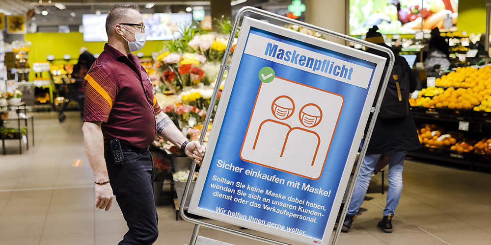 Seit Mitte Februar ist die Maskenpflicht in Läden Geschichte. Nach der Aufhebung fast aller Massnahmen steigen die Fallzahlen wieder. (Archivbild)