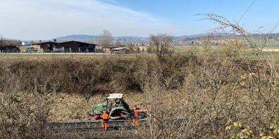 Der Traktor stürzte vom Wiesenbord auf die SBB-Gleise. Der 65-jährige Landwirt verletzte sich dabei.