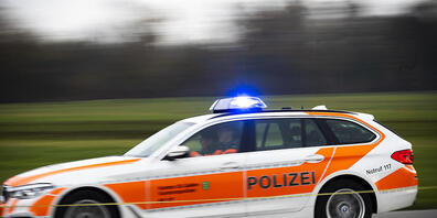 Bei der Kantonalen Notrufzentrale St.Gallen ging um 3.20 Uhr die Meldung über ein Tötungsdelikt in einer Wohnung an der Kniestrasse ein. 