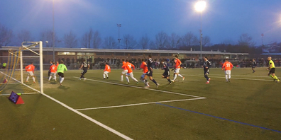 Rund 800 Zuschauerinnen und Zuschauer verfolgten am Samstagabend das packende und umstrittene Derby auf der Rüti.