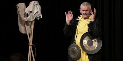 Peter Spielmann mit seinen spärlichen Requisiten, an denen er den ganzen Abend herumwerkelt