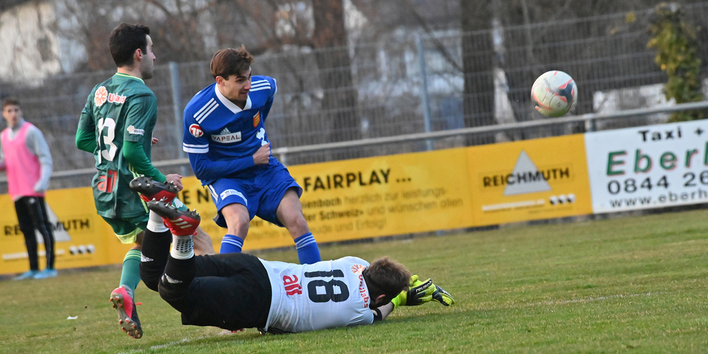 Paradisos Mauro Matteo (l.), Freienbachs Luca Straub und der Tessiner Torhüter Simone Bertani