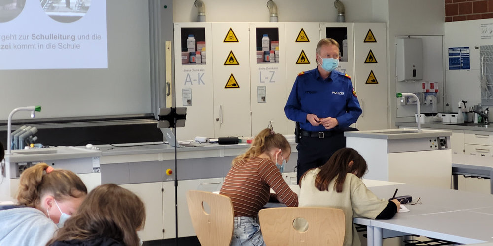 Ein gern gesehener Gast in den Klassenzimmern: Stephan Stanger von der Kinder- und Jugendinstruktion der Kantonspolizei Zürich.