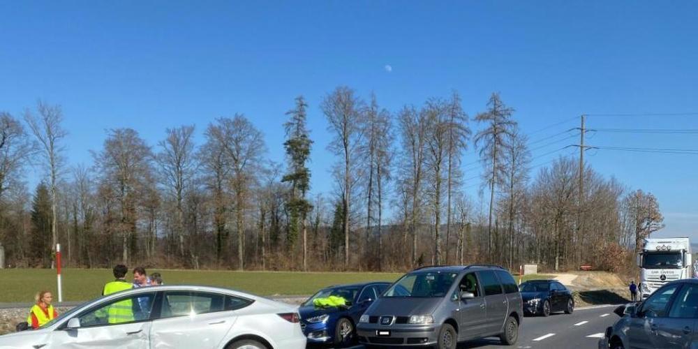 Eine Mitfahrerin eines Kleinwagens ist beim schweren Verkehrsunfall in Lenzburg AG tödlich verletzt worden.