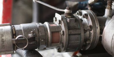 Beim Ausserbetriebsetzen von Lageranlagen sind gewisse Vorkehrungen zu treffen, um eine Gewässerverunreinigung durch allenfalls ausgelaufenes Lagergut, restliche Flüssigkeit im Lagerbehälter oder in den Rohrleitungen und irrtümliches Wiederbefüllen von nicht mehr in Betrieb stehenden Lagerbehältern zu verhindern. 