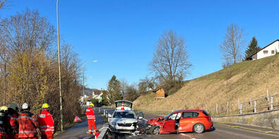 Zwei der drei verunfallten Fahrzeuge: Die drei beteiligten Lenker haben sich am Montagmorgen in Winterthur verletzt.