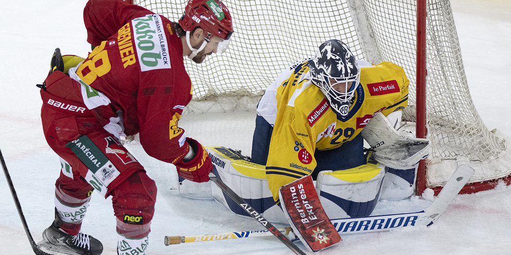 HCD-Torhüter Sandro Aeschlimann wehrt einen Langnauer Angriff ab.