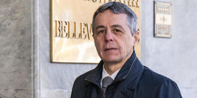 Bundespräsident Ignazio Cassis kurz vor einem Treffen in Bern, an der Bundesrat und Partei- sowie Fraktionspräsidenten über den Krieg in der Ukraine diskutierten.