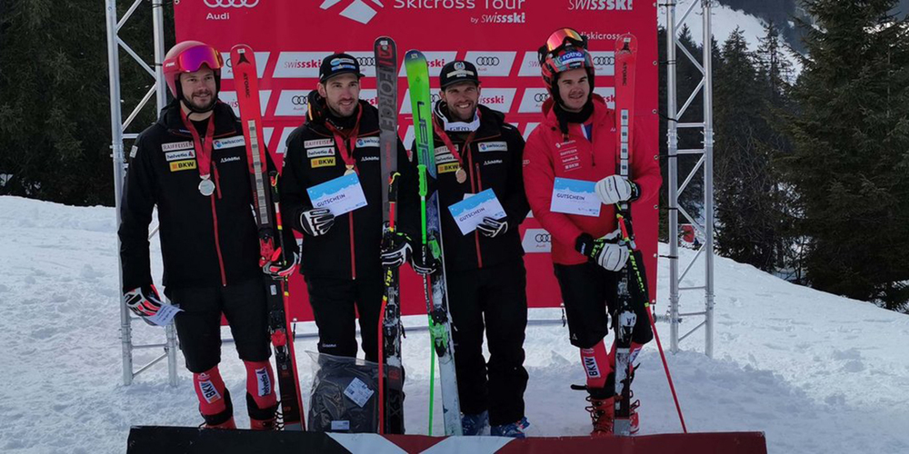 Das Podest der Schweizer Skicross-Meisterschaften: Romain Détraz (2.), Joos Berry (1.), Marc Bischofberger (3.) und Tobias Baur (4., von links). 