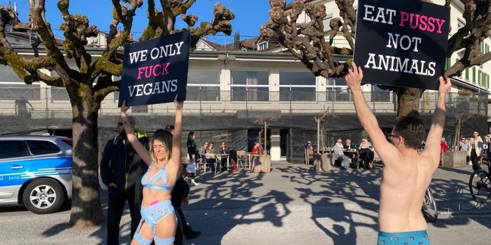 Viel Meinung, wenig Kleidung.