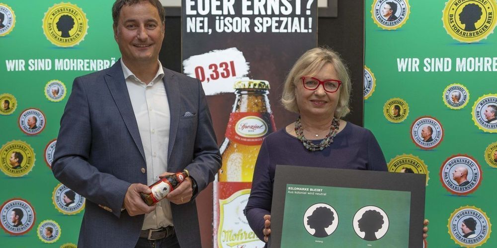 Gesellschafterin Irmgard Huber und Mohrenbrauerei-Geschäftsführer Thomas Pachole mit dem alten und dem neuen Logo. Finden Sie den Unterschied?
