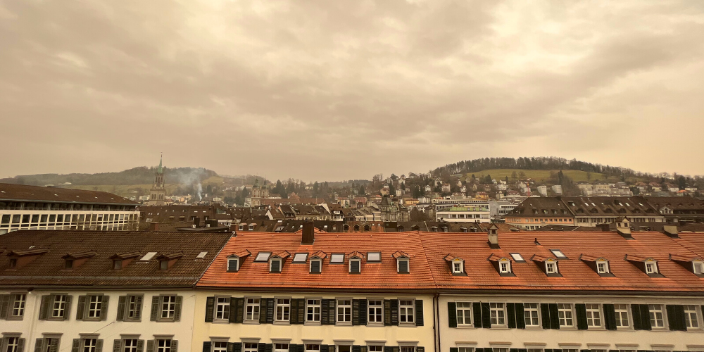 Über den St.Galler Dächern liegt ein gelblicher Schleier