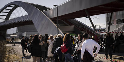 Flüchtlinge aus der Ukraine warten auf die Registrierung vor dem Bundesasylzentrum Zürich. (Archivbild)