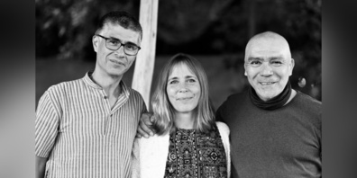 Der Gitarrist Sergio Valdéos und der Percussionisten Cali Flores sind die beiden aus Peru stammende Musikern.