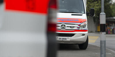 Ein 40-jähriger Mann wurde in kritischem Zustand ins Spital gebracht, nachdem das Gittertor einer Baustellenzufahrt auf ihn gefallen ist. (Symbolbild)