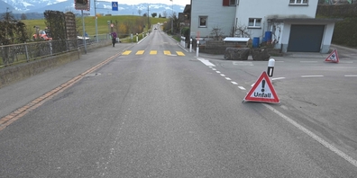 Als das Auto vor dem Fussgängerstreifen anhalten musste, kollidierte das Mofa mit dem Heck des Autos.