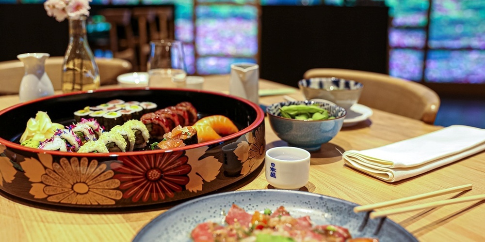Im Restaurant KAORI sind Meister am Werk, wenn Sushi, Maki, Futomaki, Hosomaki, Uramaki, Nigiri oder Sashimi geformt und gerollt werden. 