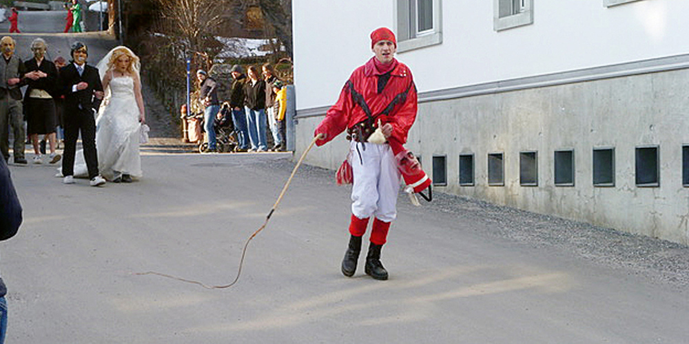 Das Maskeradelaufen wird jeweils am Sonntag nach Aschermittwoch  mit dem Umzug abgeschlossen. 