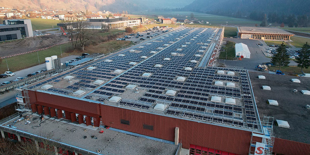 Photovoltaikanlage auf dem Dach der Montagehalle von Trumpf  in Grüsch. 