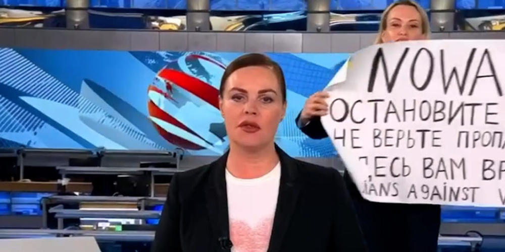 Der Screenshot aus der abendlichen Hauptnachrichtensendung des russischen Staatsfernsehen zeigt die Protestaktion von Marina Ovsyannikova. Nach ihrem aufsehenerregenden Protest gegen den Krieg in der Ukraine ist die Frau in Moskau zu ...