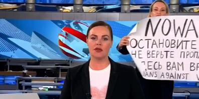 Der Screenshot aus der abendlichen Hauptnachrichtensendung des russischen Staatsfernsehen zeigt die Protestaktion von Marina Ovsyannikova. Nach ihrem aufsehenerregenden Protest gegen den Krieg in der Ukraine ist die Frau in Moskau zu ...