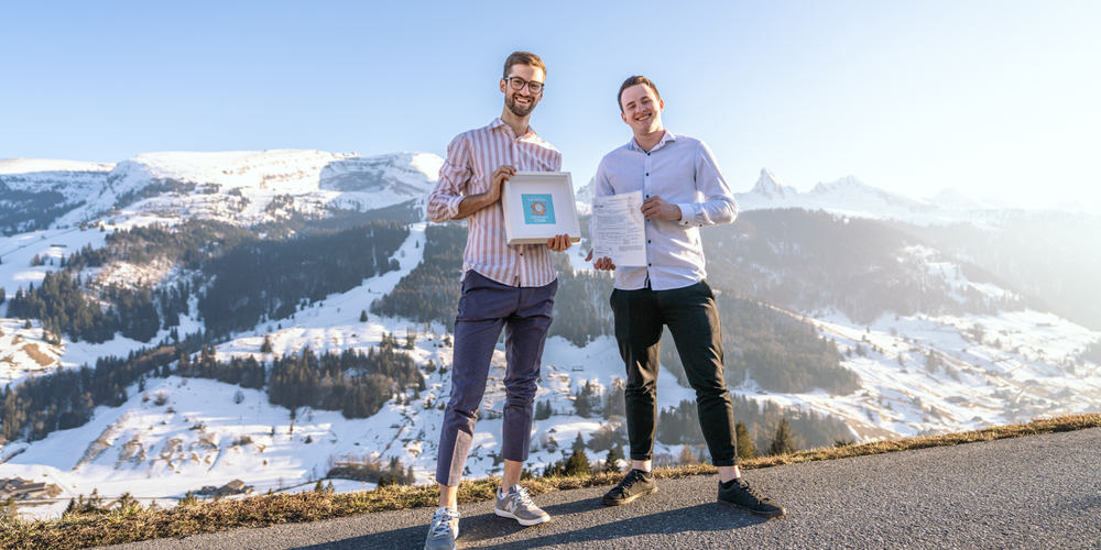Manuel Lusti und Philipp Brügger (v.l.) mit dem “Gründungs-Fünflieber” und dem Gründungsdokument  