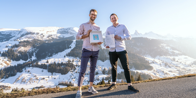 Manuel Lusti und Philipp Brügger (v.l.) mit dem “Gründungs-Fünflieber” und dem Gründungsdokument  