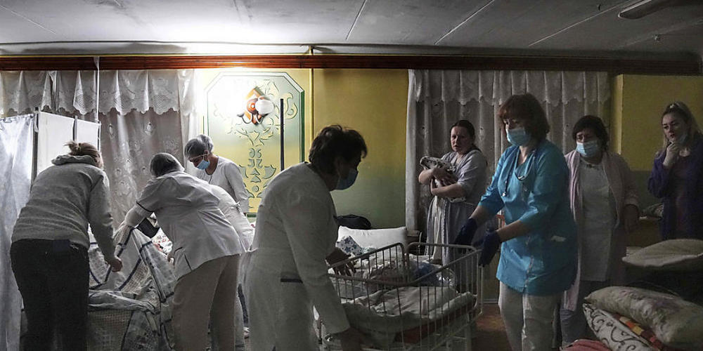 Mariupol ist seit etwas mehr als zwei Wochen von russischen Truppen eingeschlossen. Die ukrainische Seite wirft den Russen nun eine Geiselnahme in einem Spital in Mariupol vor. Foto: Evgeniy Maloletka/AP/dpa