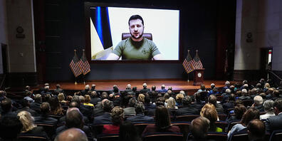 Wolodymyr Selenskyj (Monitor), Präsident der Ukraine, spricht via Videoübertragung vor beiden Kammern des US-Kongresses in Washington. Selenskyj hat in einer Rede vor beiden Kammern des US-Kongresses mit Nachdruck erneut die Einrichtung einer Flug...