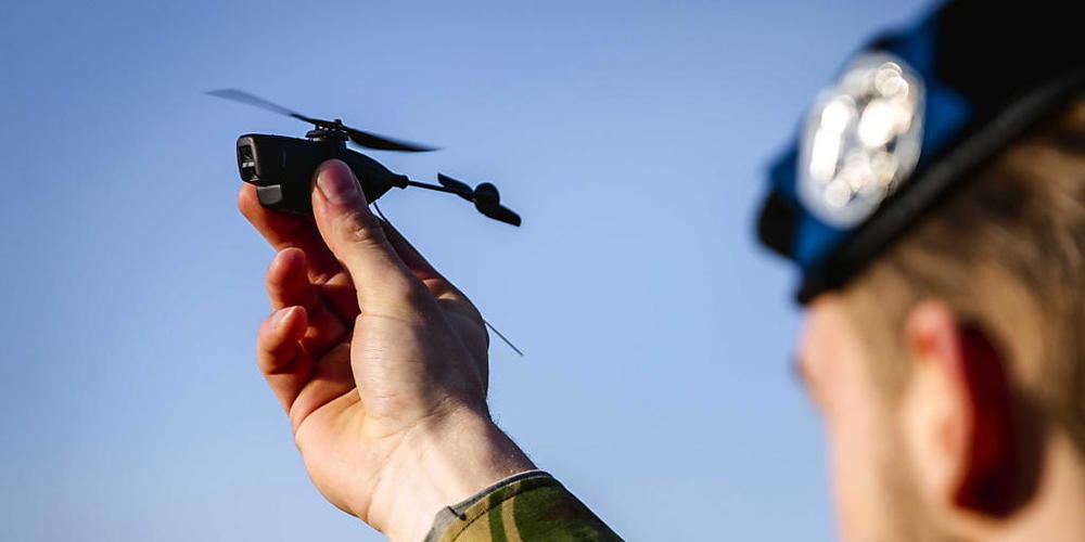 Solche Mini-Drohnen des Typs Black Hornet - hier ein Bild aus den Niederlanden -  dienen der Schweizer Armee zur luftgestützten Bildaufklärung - bald auch auf dem Armee-Schiessplatz am Säntis. (Archivbild)