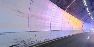 An der Wand des Ofenegg-Tunnels sind deutlich die Spuren der Streifkollision zu sehen.