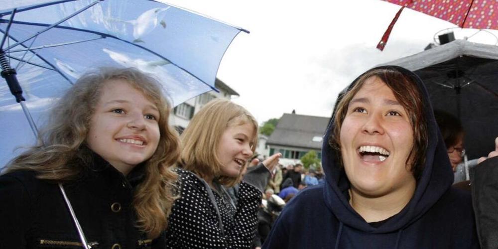 Der Nationalrat will auf Bundesebene das Stimmrechtsalter 16 einführen. Das Bild zeigt die Freude junger Glarnerinnen nach dem Entscheid der Landsgemeinde in ihrem Kanton, das Stimmrechtsalter auf 16 Jahre herabzusetzen. (Archivbild)