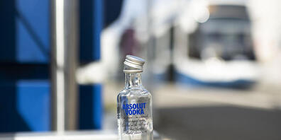 Entgegen der Erwartungen sank der Alkoholkonsum in der Schweiz während der Covid-19-Pandemie: leere Wodka-Flasche an einer Zürcher Tramhaltestelle. (Archivbild)
