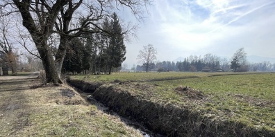 In diesem Entwässerungraben wurde die Leiche der Janine G. aufgefunden. Der Hauptverdächtige schweigt beharrlich.