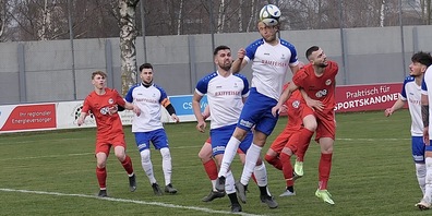 Aaron Korunka (Bildmitte) ist für das kapitale Spiel gegen den FC Ems noch fraglich