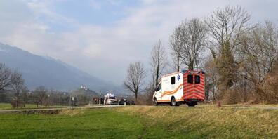Der 20-Jährige wurde durch den Zusammenstoss ins Wiesland geschleudert.