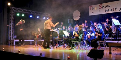 Ein Höhepunkt des Abends war der Auftritt von Manuela Oesch Olowu (ganz links) mit der Jungmusik