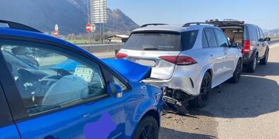 Glück im Unglück: Keine Verletzten bei Mehrfach-Kollision auf der Autobahn bei Niederurnen, Kanton Glarus.