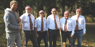Das Herren-Team des Ski-Clubs Kaltbrunn mit Präsident Daniel Stüssi (l.).