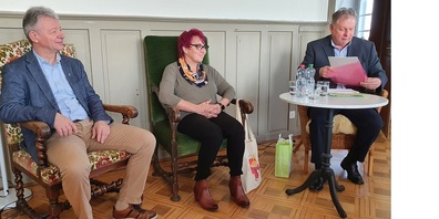 Im Bild v. l. Hans Mäder, Ursula Forrer und Moderator Roland P. Poschung.