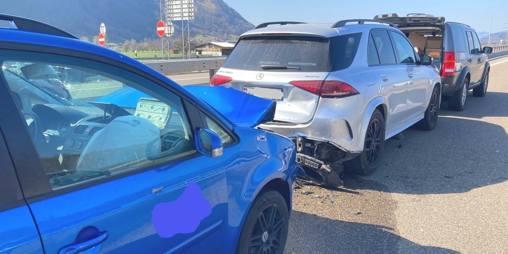 Durch den Auffahrunfall entstand an den drei involvierten Fahrzeugen Sachschaden.