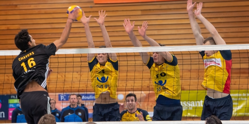 Die Joner Volleyballer (gelbes Tenue) stemmten sich oft vergeblich gegen die Genfer Angriffe.