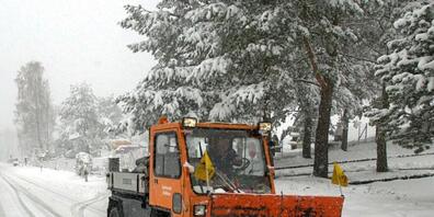 Der Winterdienst im Kanton Zürich wird digitalisiert. 70 bis 100 Wetterstationen auf Kantonsgebiet werden künftig melden, ob der Schneepflug ausrücken muss oder nicht. (Archivbild)