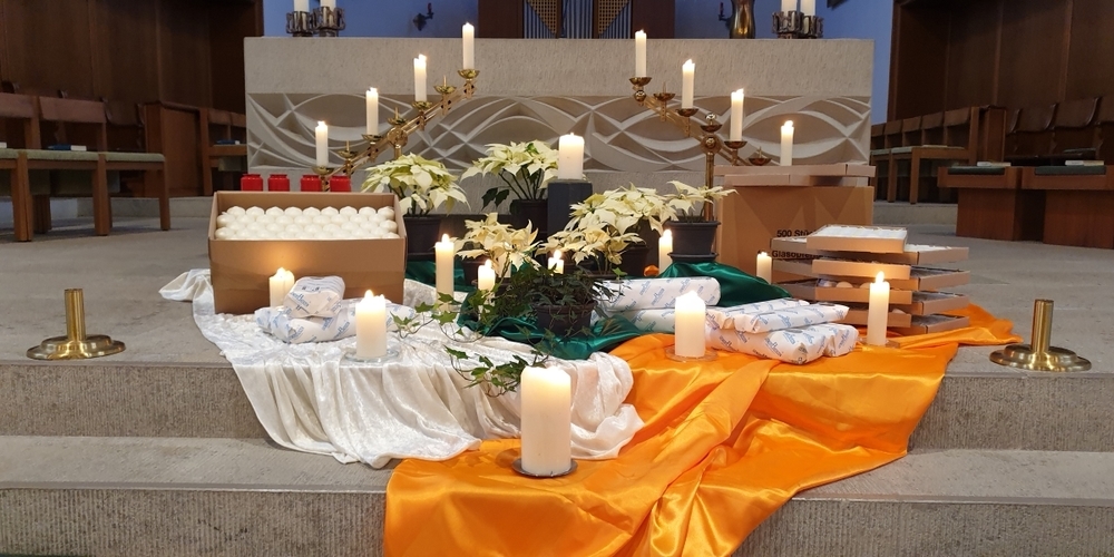 Alle Mitfeiernden des Gottesdienstes sind eingeladen, eigene Kerzen zur Segnung mitzubringen.