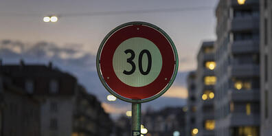 Tempo 30 soll auch auf Kantonsstrassen gelten, findet die links-grüne Mehrheit des Kantonsrat. Der Regierungsrat will aber lieber alle Fälle einzeln prüfen. (Symbolbild)